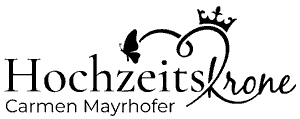 Hochzeitskrone Logo mit kursiver „Hochzeitskrone“ und kleinem Text „Carmen Mayrhofer“. Betont authentische Momente mit einer Kronen- und Schmetterlingsgrafik. Perfekt für diejenigen, die einen Hochzeitsfotografen in Wien und Niederösterreich suchen.