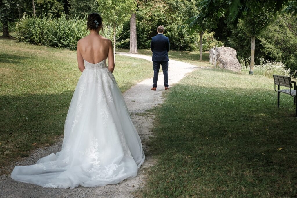 Hochzeitskrone In einer ruhigen Parkkulisse blickt die Braut in ihrem weißen Kleid den Mann im Anzug zärtlich an und fängt echte Momente ein, die ein Leben lang bleiben.